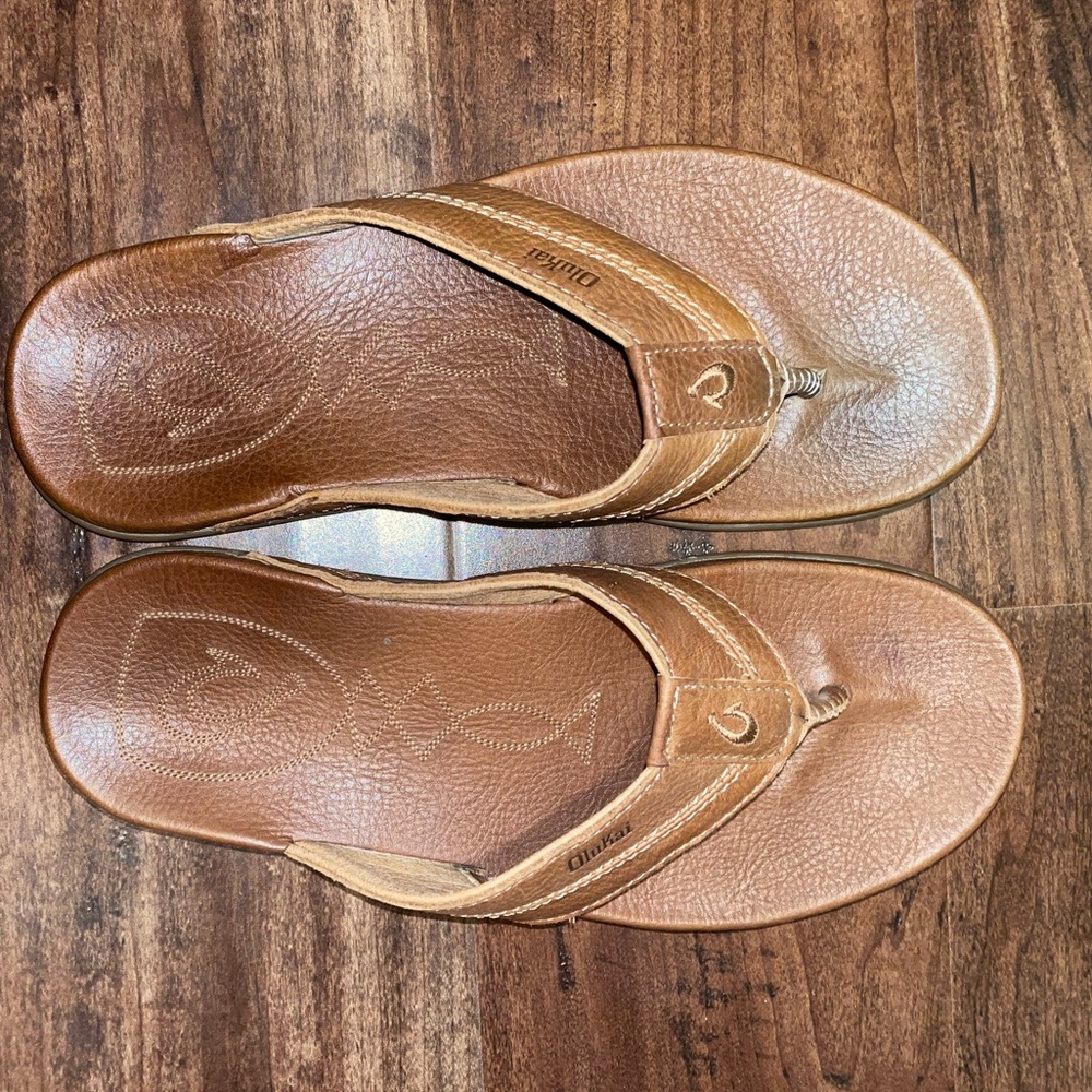 Olukai size 9 sandals